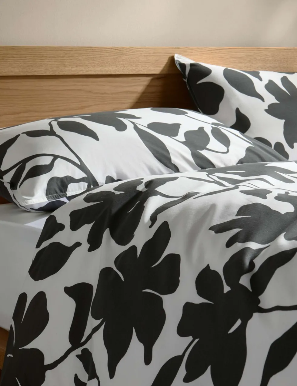 Cotton Rich Silhouette Floral Bedding Set