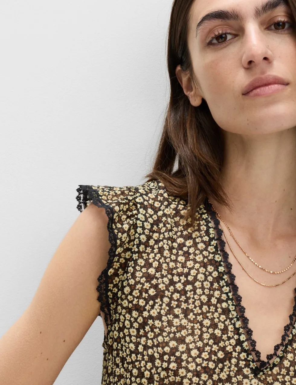 Ditsy Floral V-Neck Ruffle Top
