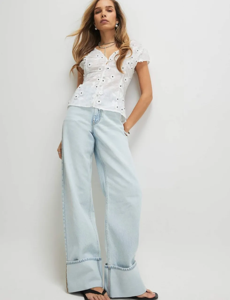 Floral Embroidered V-Neck Fitted Blouse