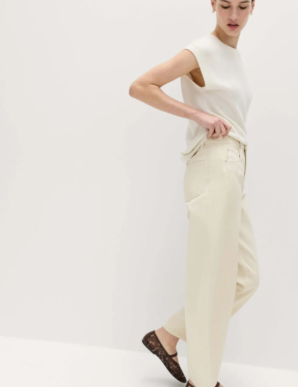 Mid Rise Barrel Jeans