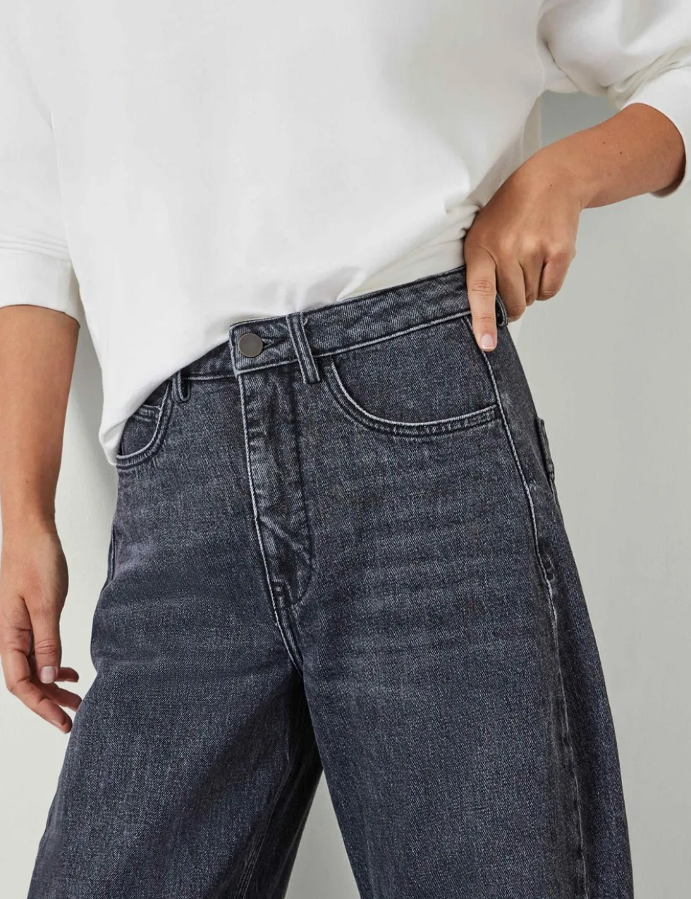 Mid Rise Barrel Jeans