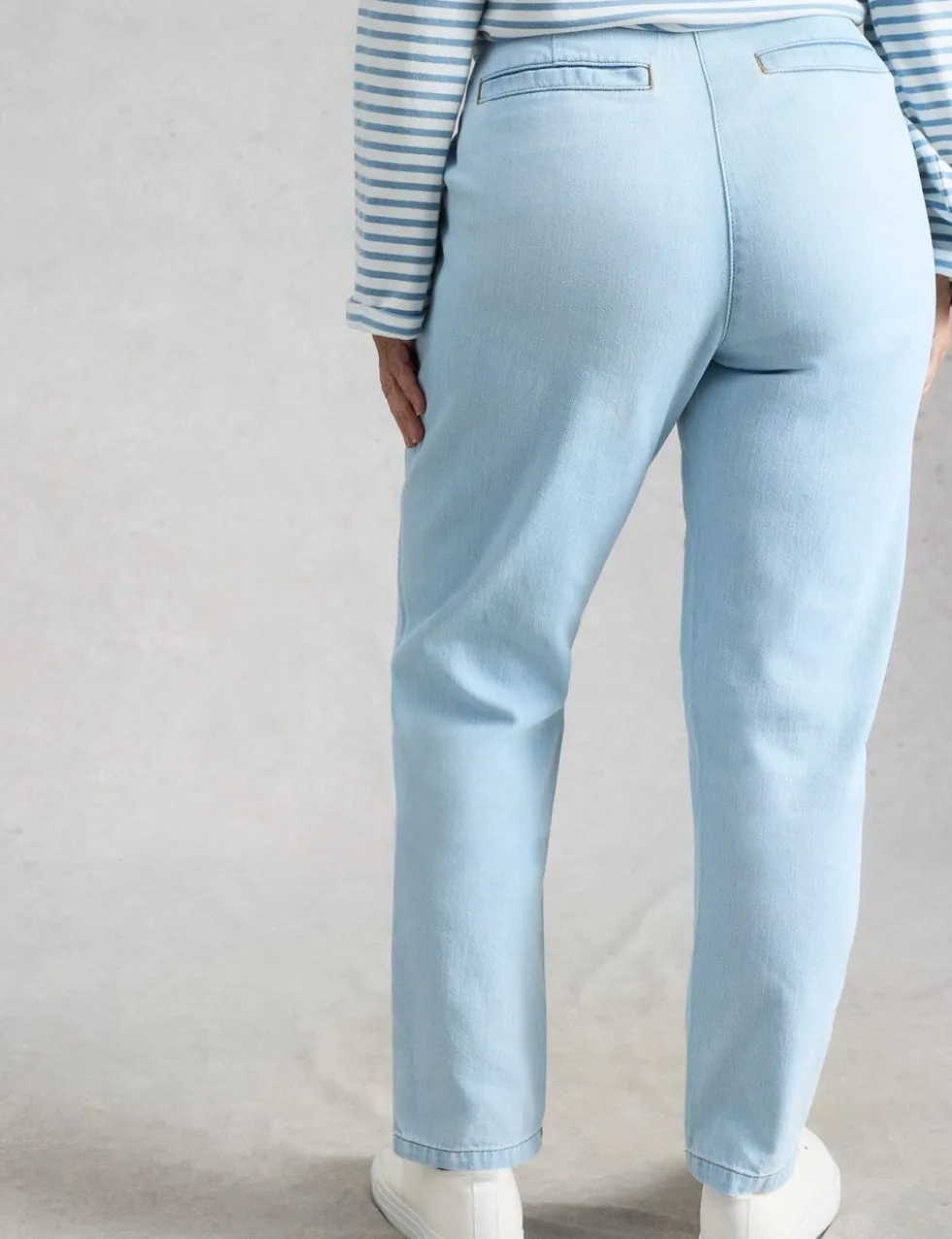 Mid Rise Carrot Leg Jeans