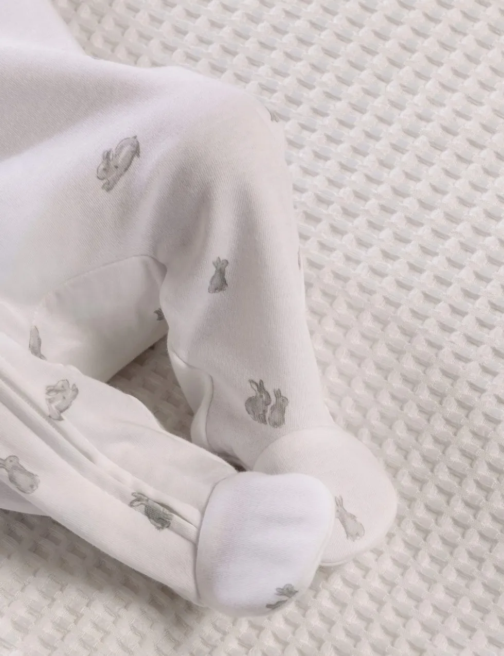Pure Cotton Bunny Print Sleepsuit (6½lbs-6 Mths)